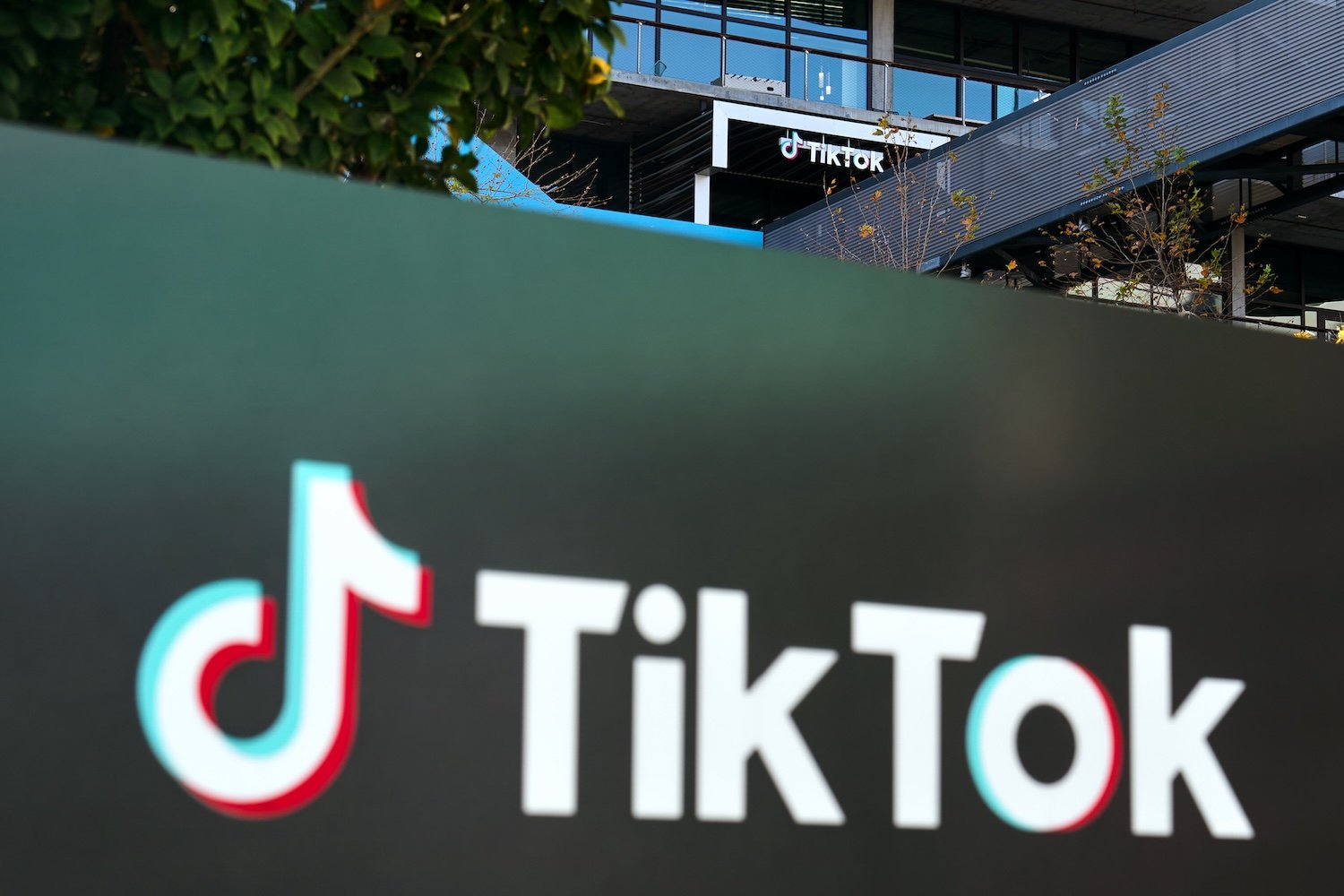 Imagem ilustrativa do TikTok com destaque para preocupações sobre privacidade e saúde mental de jovens usuários.