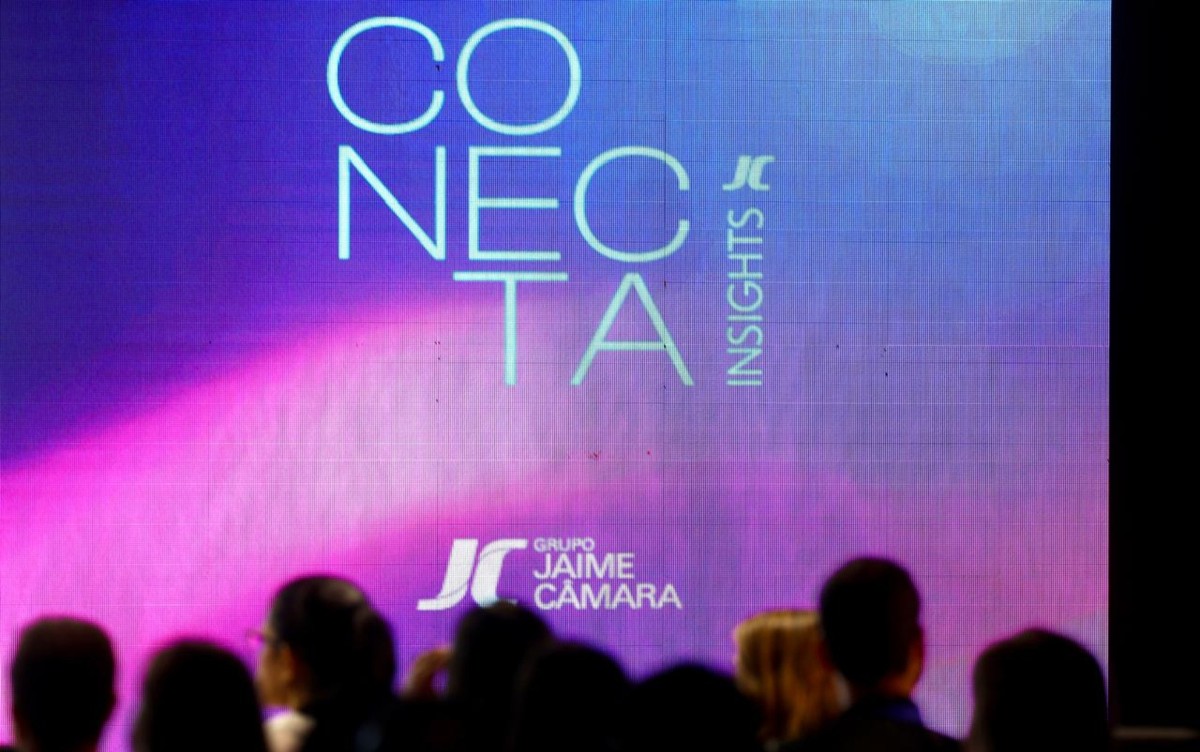 Evento Conecta Insights com palestrantes discutindo inteligência artificial e redes sociais nas empresas de mídia.