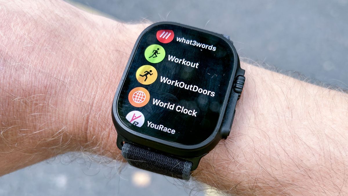 Corredor utilizando o aplicativo WorkOutDoors no Apple Watch durante um treino ao ar livre.