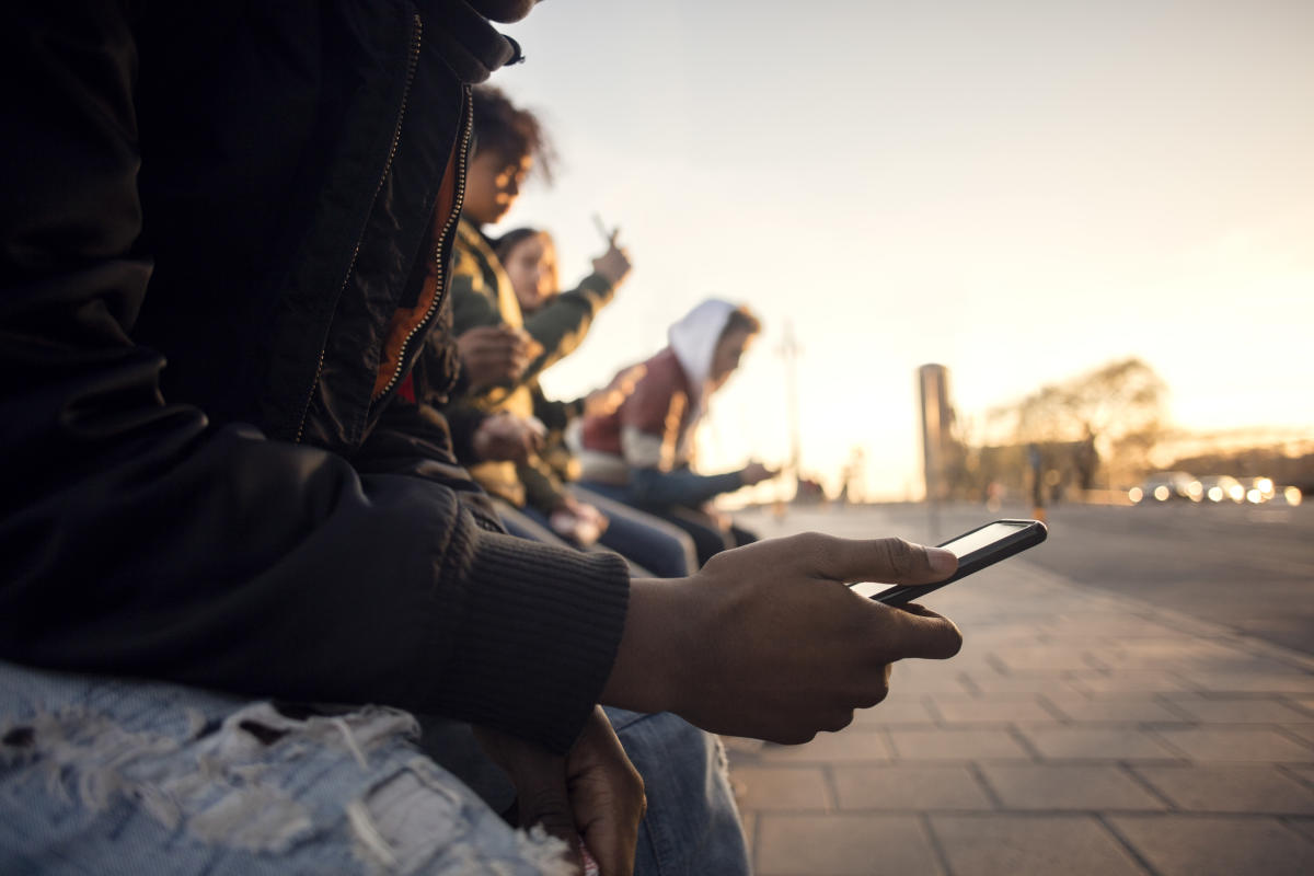 Adolescente usando TikTok, refletindo sobre os efeitos do aplicativo na saúde mental.