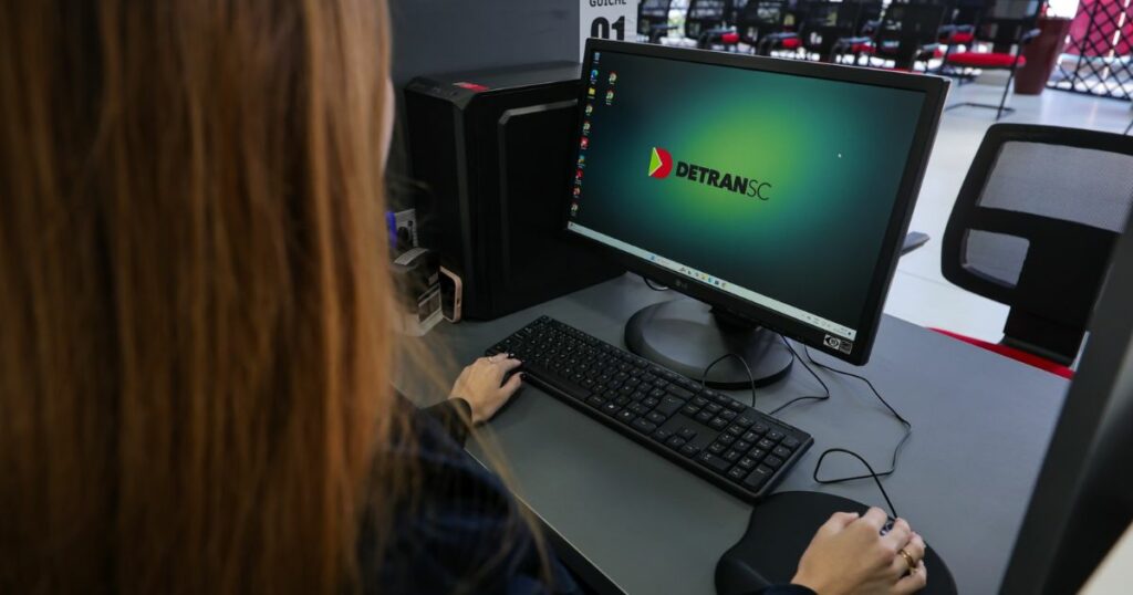 Atendente virtual Catarina do Detran-SC interagindo com cidadãos em um ambiente digital.