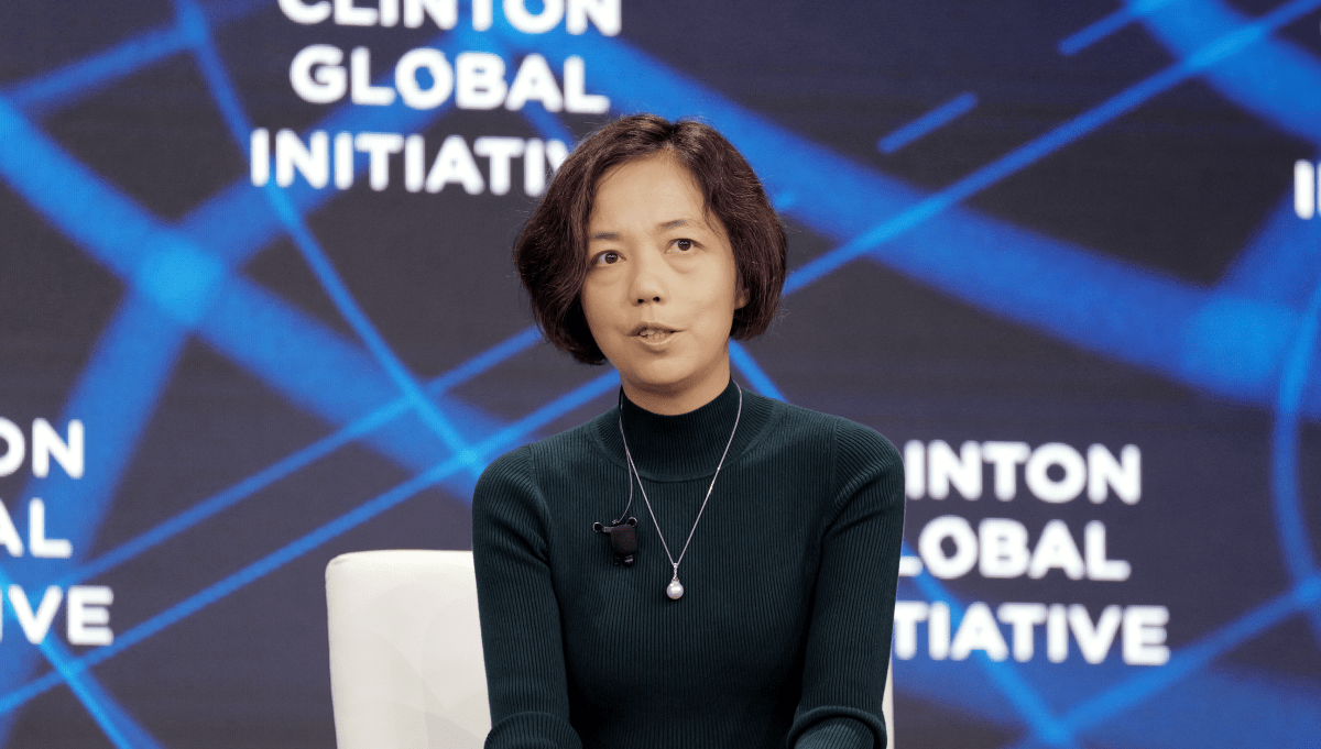 Fei-Fei Li discutindo sobre Inteligência Geral Artificial em um evento de tecnologia.