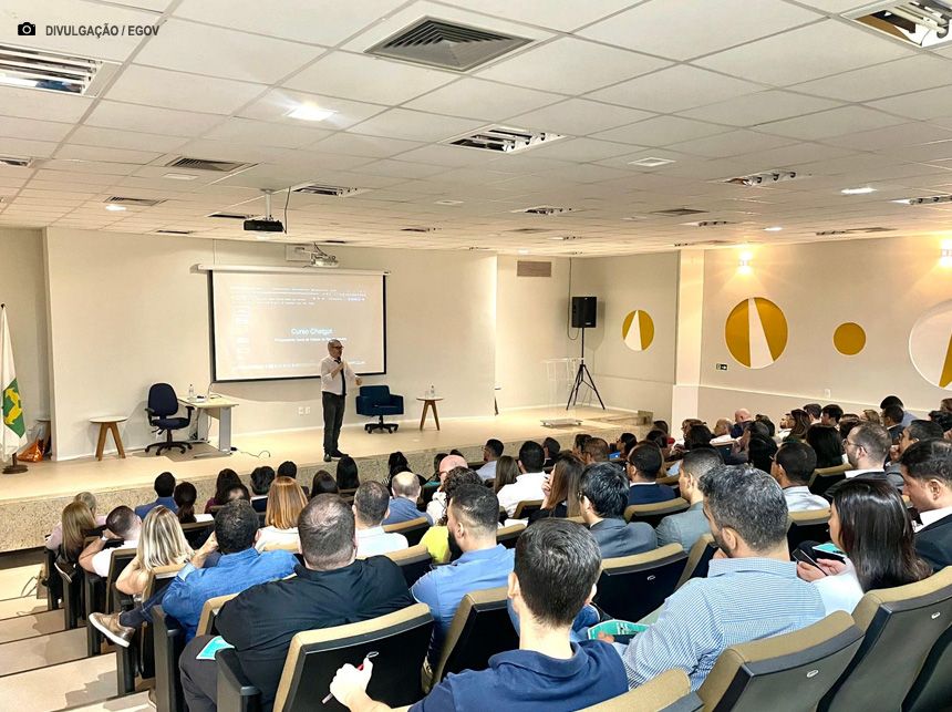 Palestra sobre Inteligência Artificial na advocacia pública com Celso Fontes, destacando inovações tecnológicas.