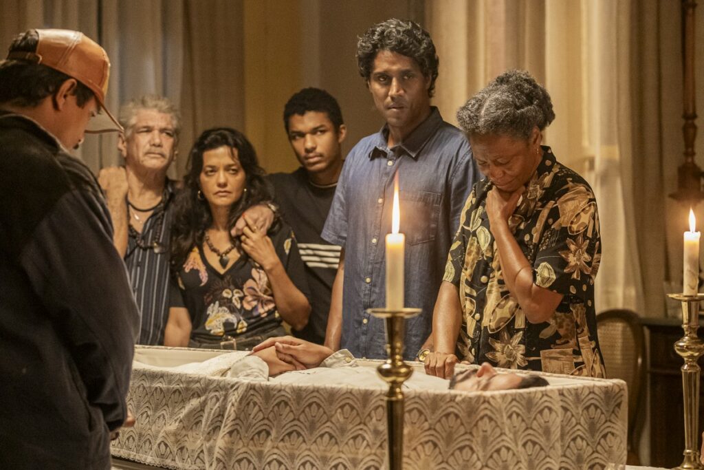 Capelão oferecendo apoio emocional em um hospital, destacando a importância da empatia e suporte espiritual.