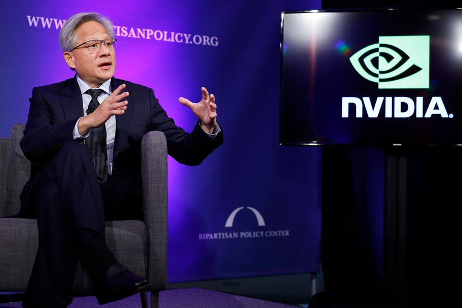 CEO da Nvidia, Jensen Huang, discutindo o chip Blackwell e sua importância no mercado de inteligência artificial.