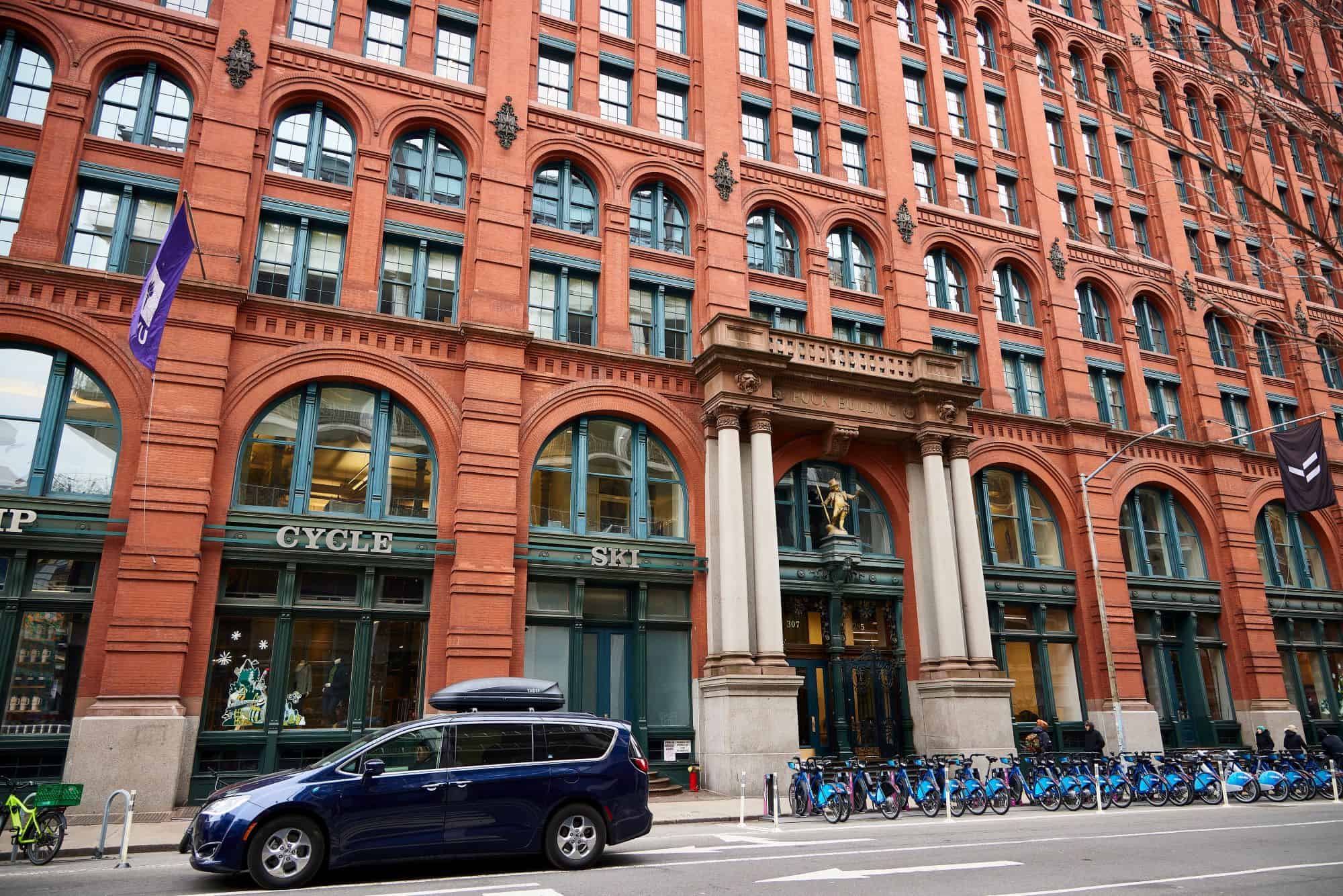 Puck Building em Nova York, novo escritório da OpenAI, simbolizando a expansão da inteligência artificial.