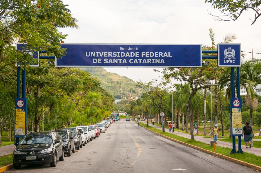 Assinatura do acordo entre UFSC e IBGE para pesquisa em inteligência artificial e Censo Agrícola.