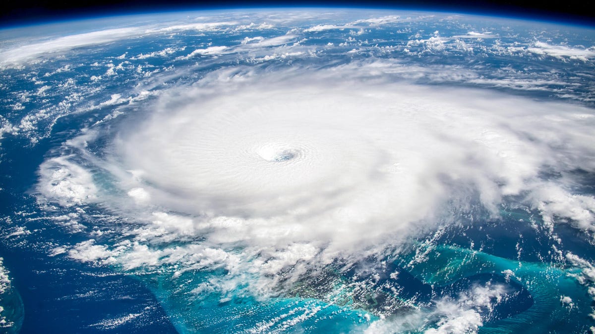 Tela de um aplicativo de rastreamento de furacões mostrando dados meteorológicos em tempo real.