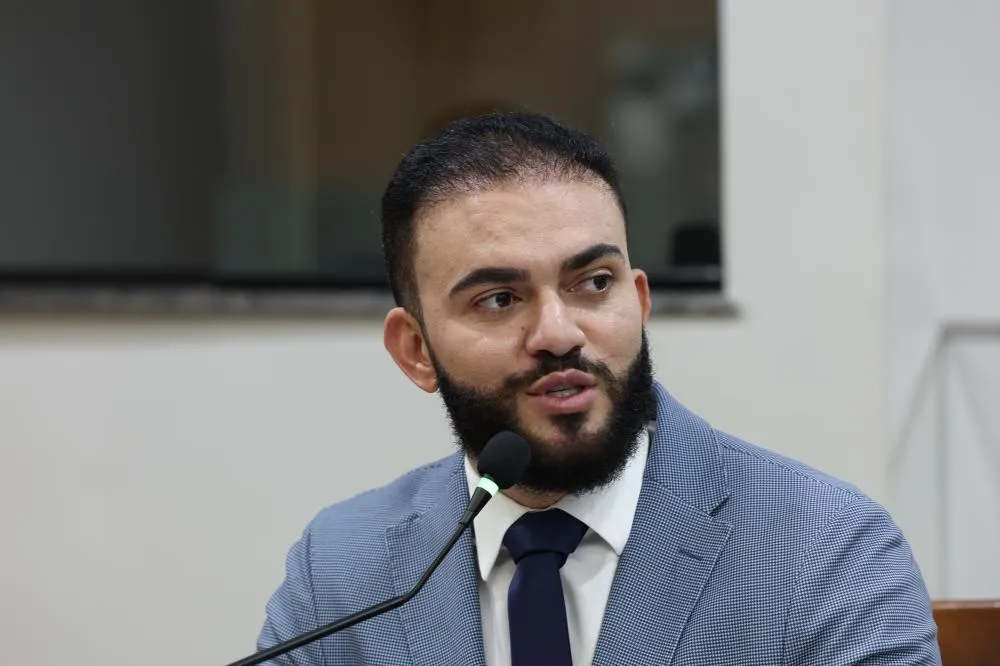 Deputado Léo Barbosa apresentando projeto de lei sobre ensino de Inteligência Artificial nas escolas públicas do Tocantins.